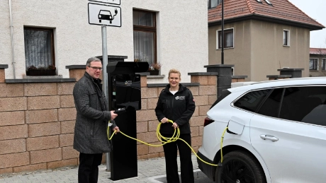 Nachhaltige Mobilität gestärkt: Hermsdorf bekommt vier neue Ladepunkte