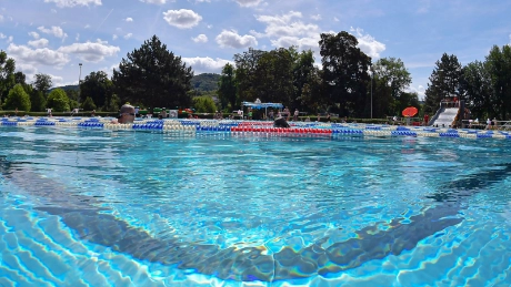 Wegen Hitzewelle: Sportschwimmhalle pausiert – Freibäder und GalaxSea stehen bereit!