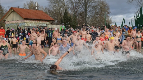 Ab ins kühle Nass! Einladung zum 5. Neujahrsschwimmen im Jenaer Südbad 