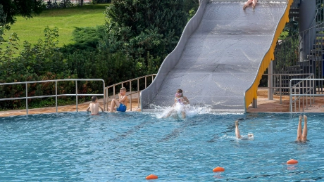 Geschenk zum Schulstart: Vier Tage mehr kostenfreier Freibadspaß für Kinder