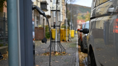 Vom Test ins Quartier: Jenas erster öffentlicher Laternenlader im Damenviertel Vom Test ins Quartier: Jenas erster öffentlicher Laternenlader im Damenviertel