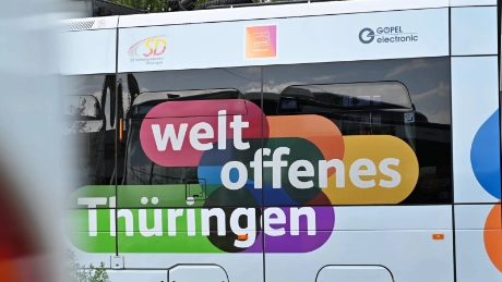 Rollendes Zeichen für Demokratie und Weltoffenheit