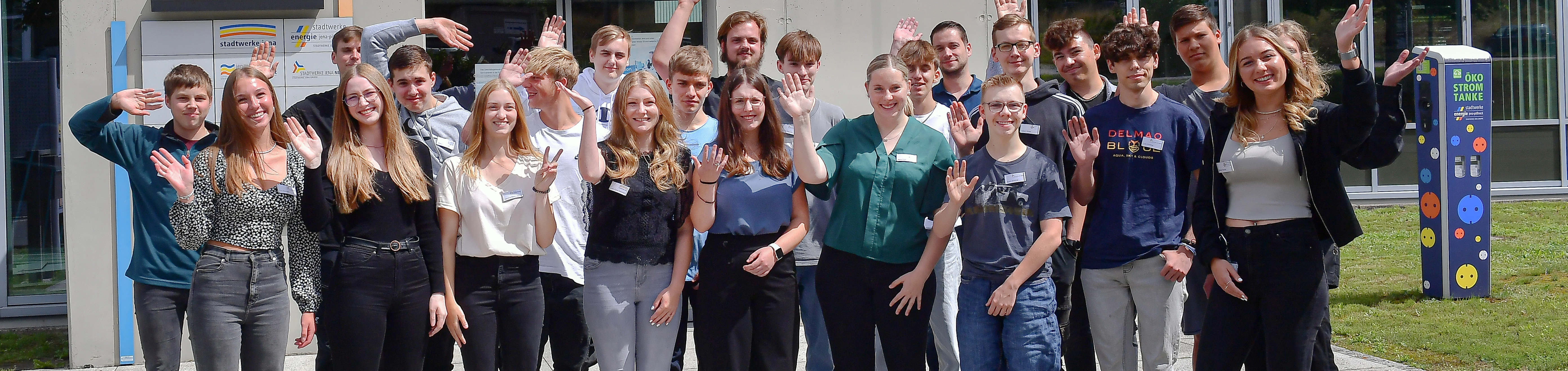 Gruppenbild von Auszubildenden vor dem Stadtwerke-Gebäude in Jena.