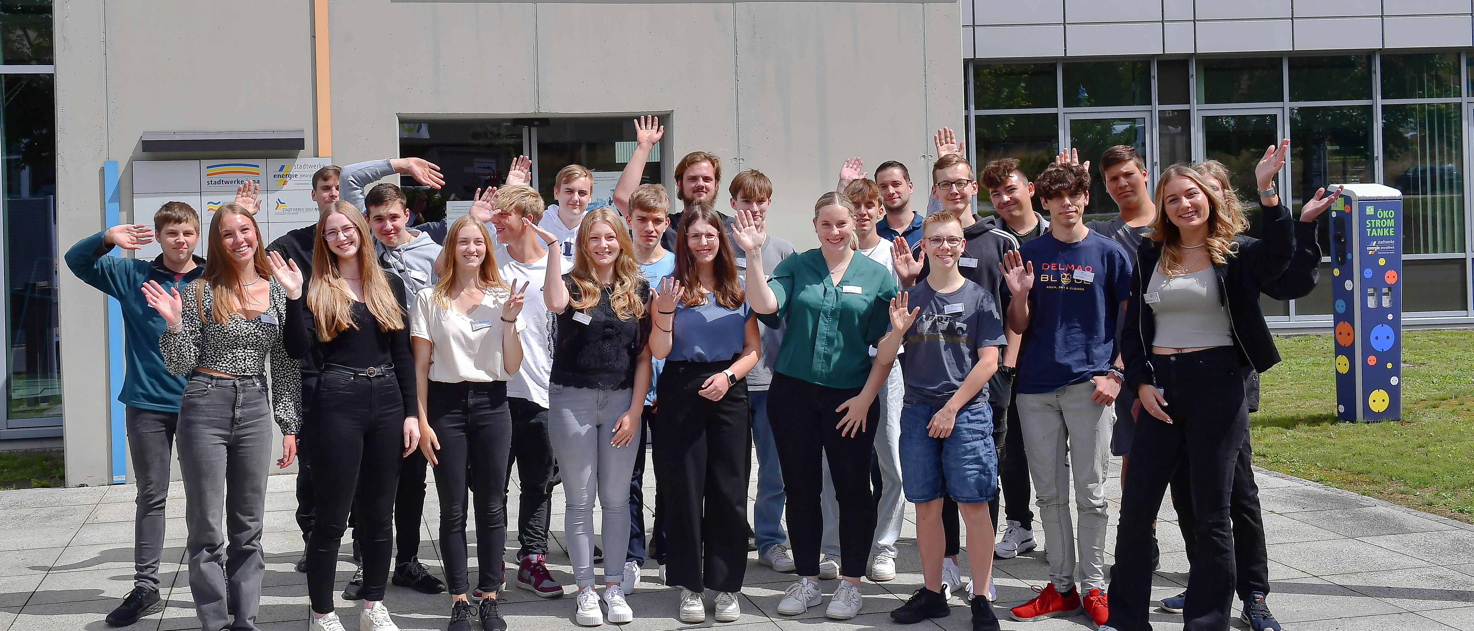 Gruppenbild von Auszubildenden vor dem Stadtwerke-Gebäude in Jena.