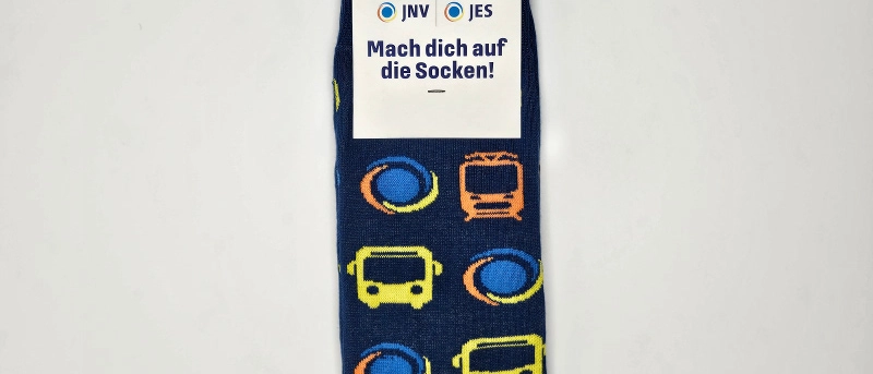 Blaue Socken mit Logo und Piktogrammen in Gelb, Orange und Blau.