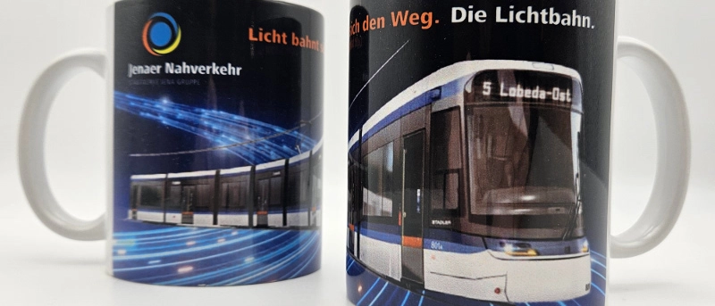 Zwei Tassen mit einem Lichtbahn-Aufdruck. 