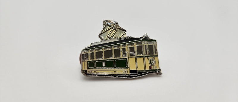 Ein Pin mit dem Triebwagen 26.