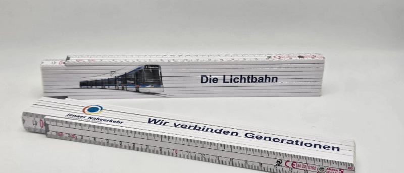 Zwei Gliedermaßstäbe mit dem Aufdruck "Lichtbahn".