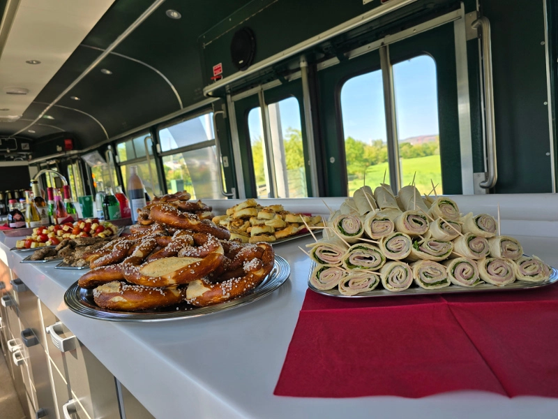 Verschiedene Speisen auf dem Tresen in der Ur-Krostitzer Partybahn.