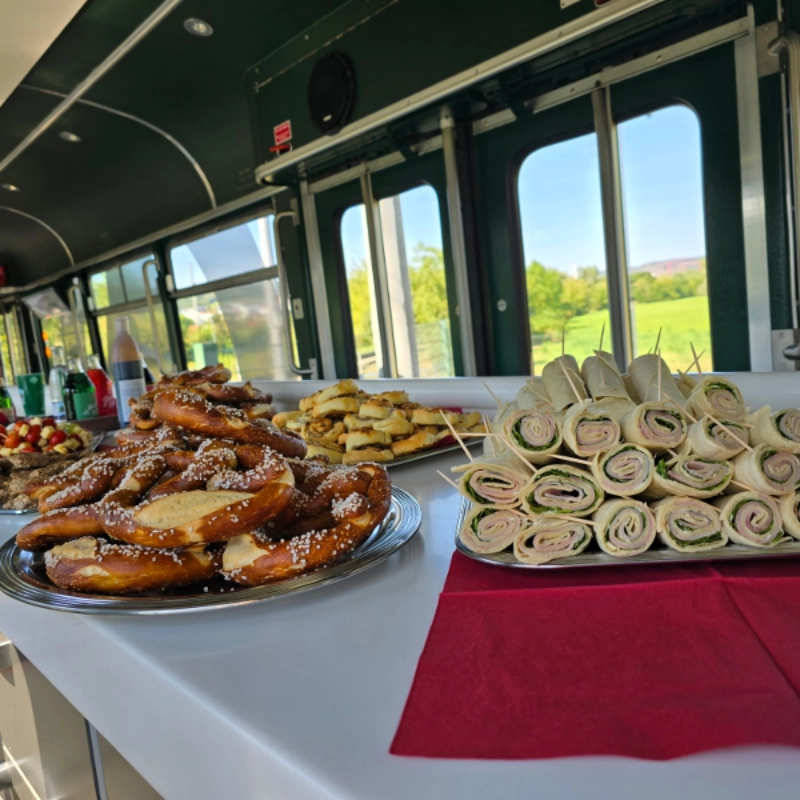 Verschiedene Speisen auf dem Tresen in der Ur-Krostitzer Partybahn.